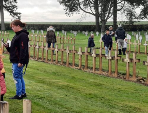 _ JEUNESSE  Les enfants de Guise ont rendu hommages aux soldats français morts pour la France, le 11 novembre dernier, en déposant une fleur sur la tombe de leur choix au cimetière de La Désolation.